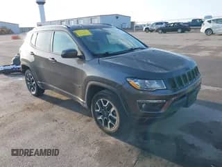 2020 Jeep Compass Sport z VIN 3C4NJDAB3LT224171, wystawiony jako IAAI lot #42096796 z przebiegiem 116 452 mil mil oraz . Historia ofert i sprzedaży dostępna na DreamBid. Obrazek 1.