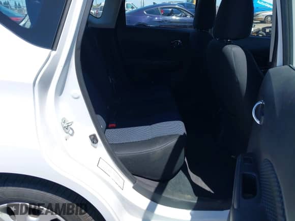 2015 Nissan Note SV z VIN 3N1CE2CP8FL415665, wystawiony jako IAAI lot #42842530 z przebiegiem 140 068 mil mil oraz . Historia ofert i sprzedaży dostępna na DreamBid. Obrazek 8.