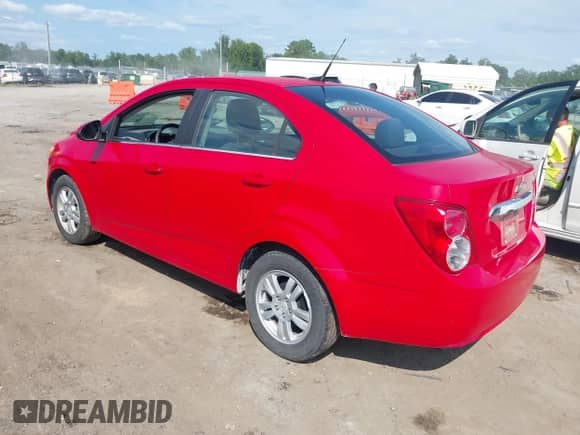 2012 Chevrolet Sonic LT z VIN 1G1JD5SB7C4113759, wystawiony jako IAAI lot #42963002 z przebiegiem 107 837 mil mil oraz . Historia ofert i sprzedaży dostępna na DreamBid. Obrazek 3.