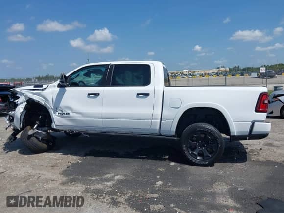 2025 Ram 1500 Big Horn z VIN 1C6RREFG6SN534289, wystawiony jako IAAI lot #41965903 z przebiegiem 11 349 mil mil oraz . Historia ofert i sprzedaży dostępna na DreamBid. Obrazek 14.