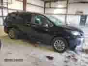 2025 Toyota Sienna XLE z VIN 5TDJSKFC9SS161099, wystawiony jako Copart lot #52149405 z przebiegiem 5 125 mil mil oraz Szkoda całkowita • Salvage title. Historia ofert i sprzedaży dostępna na DreamBid. Obrazek 4.