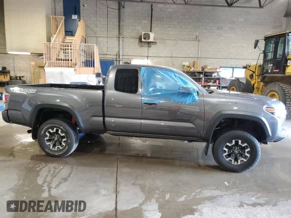 2022 Toyota Tacoma SR z VIN 3TYSZ5AN6NT075851, wystawiony jako Copart lot #67509485 z przebiegiem 94 512 mil mil oraz Czysty tytuł • Clean title. Historia ofert i sprzedaży dostępna na DreamBid. Obrazek 4.