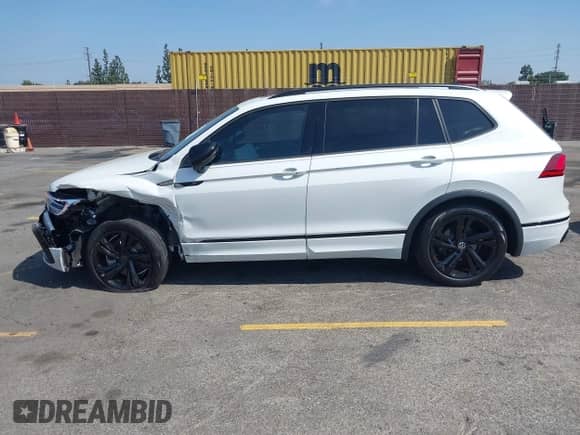 2024 Volkswagen Tiguan SE R-Line Black с VIN 3VVCB7AX7RM085619, выставлен на аукционе IAAI как лот 42325566 с пробегом 10 615 миль миль и . История ставок и продаж доступна на DreamBid. Изображение 14.