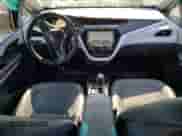 2018 Chevrolet Bolt EV Premier z VIN 1G1FX6S09J4135406, wystawiony jako Copart lot #60585853 z przebiegiem 30 271 mil mil oraz . Historia ofert i sprzedaży dostępna na DreamBid. Obrazek 8.