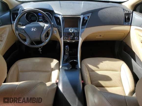 2015 Hyundai Sonata z VIN KMHEC4A49FA124496, wystawiony jako Copart lot #89493025 z przebiegiem 154 421 mil mil oraz Czysty tytuł • Clean title. Historia ofert i sprzedaży dostępna na DreamBid. Obrazek 8.