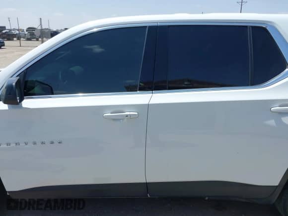 2022 Chevrolet Traverse LS z VIN 1GNERFKW2NJ132976, wystawiony jako IAAI lot #42045876 z przebiegiem 55 601 mil mil oraz . Historia ofert i sprzedaży dostępna na DreamBid. Obrazek 15.