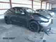 2022 Tesla Model Y Long Range z VIN 7SAYGDEE9NA010903, wystawiony jako IAAI lot #43397965 z przebiegiem 20 830 mil mil oraz . Historia ofert i sprzedaży dostępna na DreamBid. Obrazek 1.