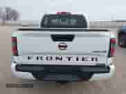 2023 Nissan Frontier SV z VIN 1N6ED1EK9PN615067, wystawiony jako IAAI lot #41554561 z przebiegiem 23 529 mil mil oraz . Historia ofert i sprzedaży dostępna na DreamBid. Obrazek 17.