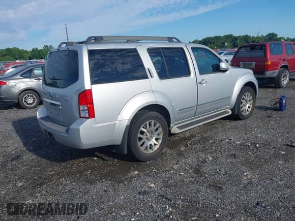 2011 Nissan Pathfinder LE with VIN 5N1AR1NB9BC602600, listed as a IAAI auction lot 42738623 with 197,331 mi miles and . Bid and sale history available at DreamBid. Image 4.