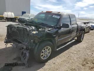 2002 GMC Sierra 1500 Denali z VIN 2GTFK69U521173050, wystawiony jako Copart lot #84276954 z przebiegiem Nie podano mil oraz Szkoda całkowita • Salvage title. Historia ofert i sprzedaży dostępna na DreamBid. Obrazek 1.