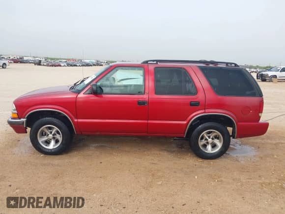 2001 Chevrolet Blazer LT with VIN 1GNCS13W112137572, listed as a IAAI auction lot 42233556 with 243,319 mi miles and . Bid and sale history available at DreamBid. Image 14.