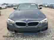 2018 BMW 5 Series 530e z VIN WBAJA9C56JB250651, wystawiony jako Copart lot #64629325 z przebiegiem 49 591 mil mil oraz Czysty tytuł • Clean title. Historia ofert i sprzedaży dostępna na DreamBid. Obrazek 5.