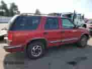 1998 Chevrolet Blazer LT z VIN 1GNDT13W5W2184614, wystawiony jako Copart lot #77526324 z przebiegiem 231 790 mil mil oraz Szkoda całkowita • Salvage title. Historia ofert i sprzedaży dostępna na DreamBid. Obrazek 3.