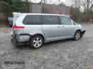 2012 Toyota Sienna с VIN 5TDKA3DC7CS015592, выставлен на аукционе IAAI как лот 40839775 с пробегом 161 944 миль миль и . История ставок и продаж доступна на DreamBid. Изображение 4.