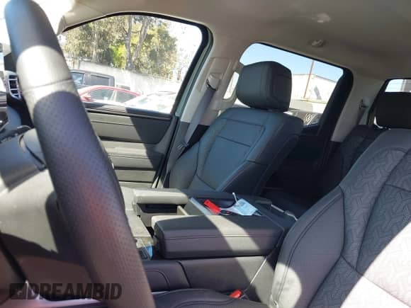 2024 Toyota Tundra Limited z VIN 5TFWA5DB9RX161273, wystawiony jako IAAI lot #41676655 z przebiegiem 10 371 mil mil oraz . Historia ofert i sprzedaży dostępna na DreamBid. Obrazek 19.