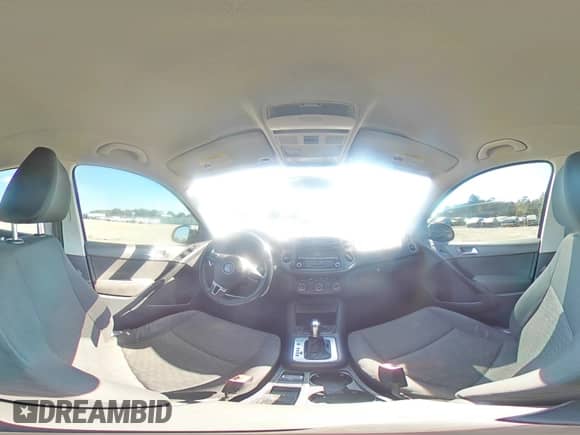 2013 Volkswagen Tiguan S с VIN WVGBV3AX4DW613356, выставлен на аукционе Copart как лот 85730395 с пробегом 136 508 миль миль и Списание • Salvage title. История ставок и продаж доступна на DreamBid. Изображение 14.