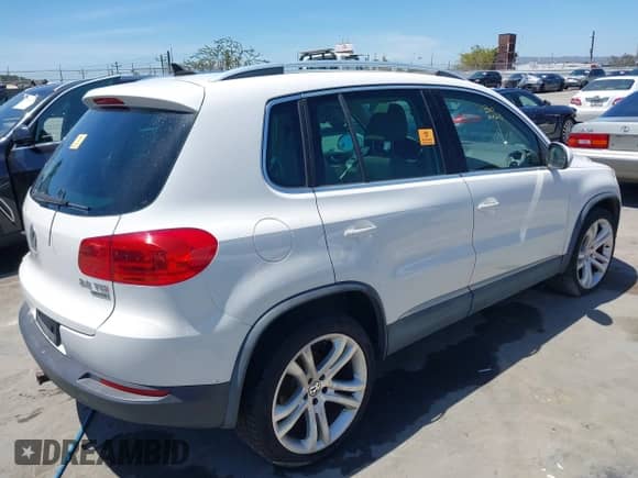 2013 Volkswagen Tiguan S z VIN WVGBV3AX0DW060270, wystawiony jako IAAI lot #42703723 z przebiegiem 96 922 mil mil oraz . Historia ofert i sprzedaży dostępna na DreamBid. Obrazek 4.