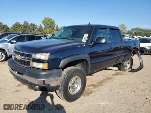 2006 Chevrolet Silverado 2500HD LT2 z VIN 1GCHK23U66F108975, wystawiony jako Copart lot #81259415 z przebiegiem 81 430 mil mil oraz Szkoda całkowita • Salvage title. Historia ofert i sprzedaży dostępna na DreamBid. Obrazek 1.