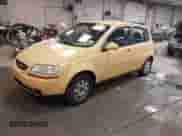 2005 Chevrolet Aveo LS z VIN KL1TD62655B310654, wystawiony jako IAAI lot #41389685 z przebiegiem 107 879 mil mil oraz . Historia ofert i sprzedaży dostępna na DreamBid. Obrazek 2.