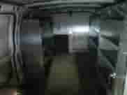 2006 Chevrolet Express Cargo z VIN 1GCFG15X461100879, wystawiony jako Copart lot #61405805 z przebiegiem 172 164 mil mil oraz Czysty tytuł • Clean title. Historia ofert i sprzedaży dostępna na DreamBid. Obrazek 10.