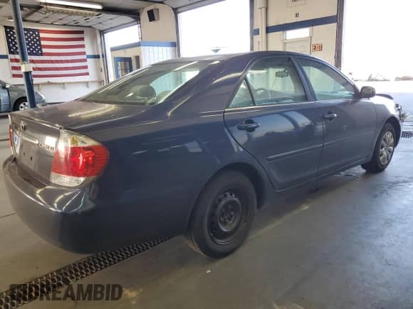 2006 Toyota Camry LE z VIN 4T1BE32K56U162973, wystawiony jako Copart lot #84224105 z przebiegiem 240 477 mil mil oraz Szkoda całkowita • Salvage title. Historia ofert i sprzedaży dostępna na DreamBid. Obrazek 3.