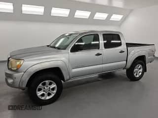 2005 Toyota Tacoma PreRunner with VIN 5TEJU62N25Z033013, listed as a Copart auction lot 71134685 with 306,285 mi miles and Clean title. Bid and sale history available at DreamBid. Image 1.