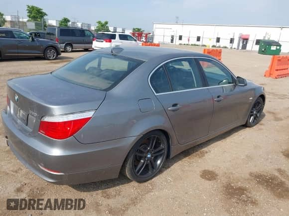 2010 BMW 5 Series 535i xDrive z VIN WBANV9C55AC390576, wystawiony jako IAAI lot #42467264 z przebiegiem 151 248 mil mil oraz . Historia ofert i sprzedaży dostępna na DreamBid. Obrazek 4.