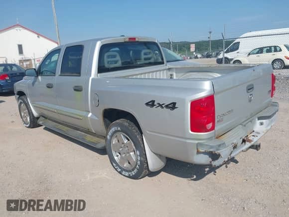 2006 Dodge Dakota SLT z VIN 1D7HW48NX6S645556, wystawiony jako IAAI lot #42597957 z przebiegiem 161 178 mil mil oraz . Historia ofert i sprzedaży dostępna na DreamBid. Obrazek 3.