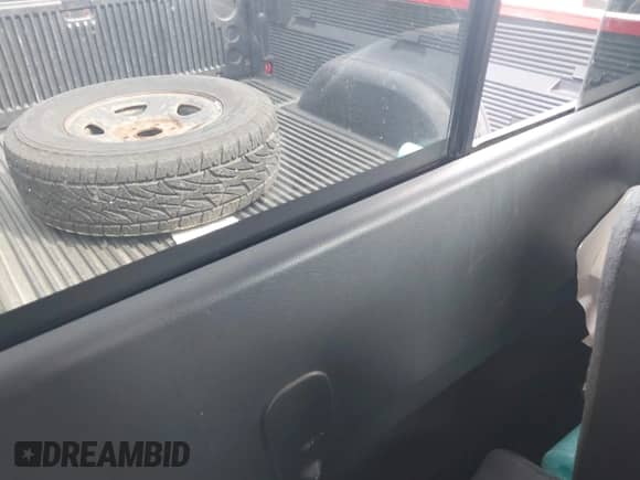 1999 Chevrolet Silverado 1500 LS z VIN 1GCEC14W8XZ187477, wystawiony jako IAAI lot #43217429 z przebiegiem 394 436 mil mil oraz . Historia ofert i sprzedaży dostępna na DreamBid. Obrazek 8.