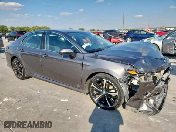 2020 Toyota Camry LE z VIN 4T1C11AK8LU317016, wystawiony jako Copart lot #84971755 z przebiegiem 67 655 mil mil oraz Szkoda całkowita • Salvage title. Historia ofert i sprzedaży dostępna na DreamBid. Obrazek 4.