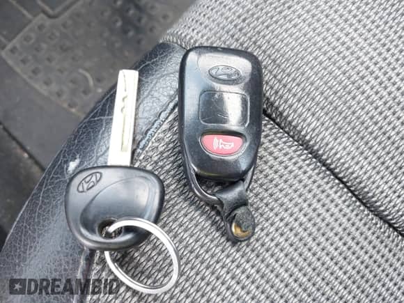 2012 Hyundai Veloster w/Gray Int z VIN KMHTC6AD8CU022989, wystawiony jako IAAI lot #42523328 z przebiegiem 169 005 mil mil oraz . Historia ofert i sprzedaży dostępna na DreamBid. Obrazek 11.