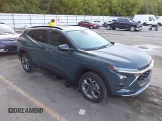 2025 Chevrolet Trax LT с VIN KL77LHEP6SC173983, выставлен на аукционе IAAI как лот 43213582 с пробегом 2 496 миль миль и . История ставок и продаж доступна на DreamBid. Изображение 1.