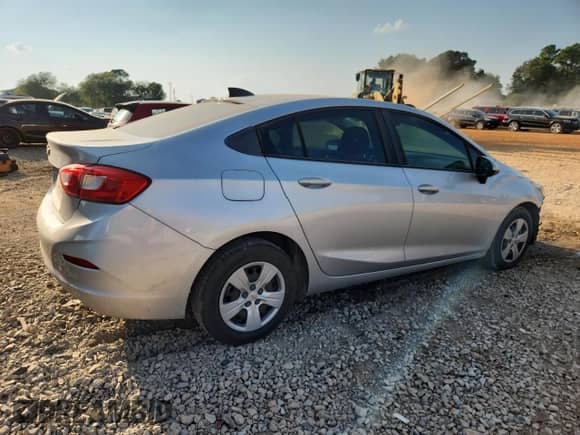 2018 Chevrolet Cruze LS z VIN 1G1BC5SM5J7220717, wystawiony jako Copart lot #81422355 z przebiegiem 166 194 mil mil oraz Szkoda całkowita • Salvage title. Historia ofert i sprzedaży dostępna na DreamBid. Obrazek 3.