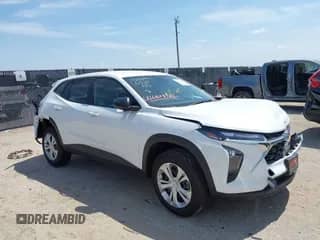 2025 Chevrolet Trax LS с VIN KL77LFEP5SC271746, выставлен на аукционе IAAI как лот 42449579 с пробегом 422 миль миль и . История ставок и продаж доступна на DreamBid. Изображение 1.