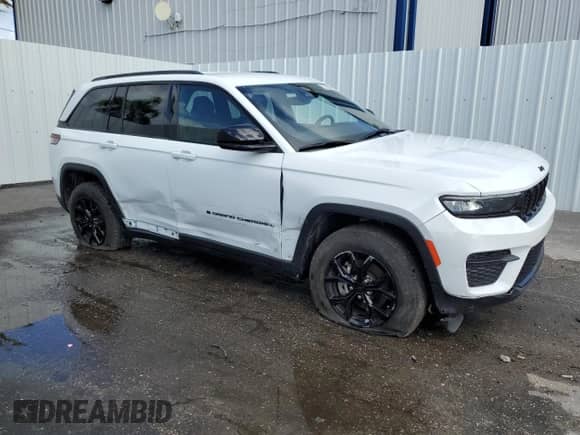2024 Jeep Grand Cherokee Altitude with VIN 1C4RJHAGXR8520090, listed as a Copart auction lot 84898795 with 39,725 mi miles and Clean title. Bid and sale history available at DreamBid. Image 4.