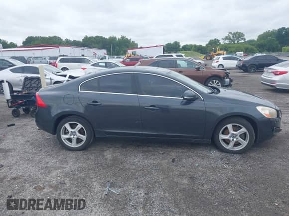 2013 Volvo S60 T5 Premier z VIN YV1612FS8D2180344, wystawiony jako IAAI lot #42863760 z przebiegiem 193 207 mil mil oraz . Historia ofert i sprzedaży dostępna na DreamBid. Obrazek 12.