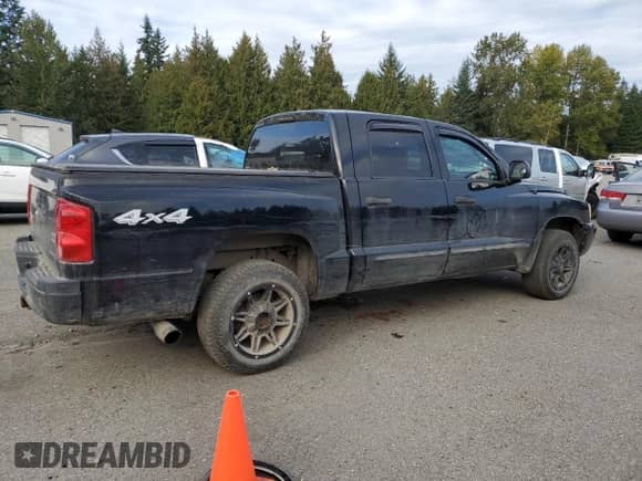 2005 Dodge Dakota Laramie z VIN 1D7HW58N35S193146, wystawiony jako Copart lot #83964685 z przebiegiem 159 839 mil mil oraz Szkoda całkowita • Salvage title. Historia ofert i sprzedaży dostępna na DreamBid. Obrazek 3.