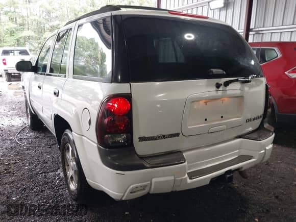 2002 Chevrolet TrailBlazer LTZ z VIN 1GNDT13S122260465, wystawiony jako IAAI lot #42747297 z przebiegiem 268 400 mil mil oraz . Historia ofert i sprzedaży dostępna na DreamBid. Obrazek 3.