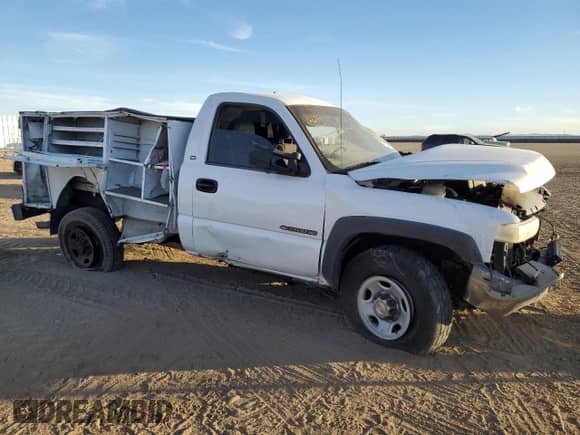 2002 Chevrolet Silverado 2500HD z VIN 1GBHC24U02E241344, wystawiony jako Copart lot #84969454 z przebiegiem 369 947 mil mil oraz Szkoda całkowita • Salvage title. Historia ofert i sprzedaży dostępna na DreamBid. Obrazek 4.