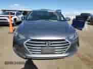 2018 Hyundai Elantra SE z VIN KMHD74LF5JU668225, wystawiony jako Copart lot #57252815 z przebiegiem 61 890 mil mil oraz Czysty tytuł • Clean title. Historia ofert i sprzedaży dostępna na DreamBid. Obrazek 5.