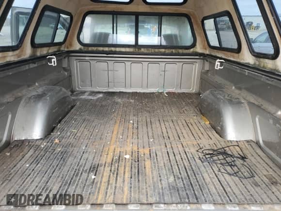 1998 GMC Sierra 1500 z VIN 1GTEC14W0WZ526005, wystawiony jako Copart lot #86539824 z przebiegiem 206 094 mil mil oraz Czysty tytuł • Clean title. Historia ofert i sprzedaży dostępna na DreamBid. Obrazek 10.