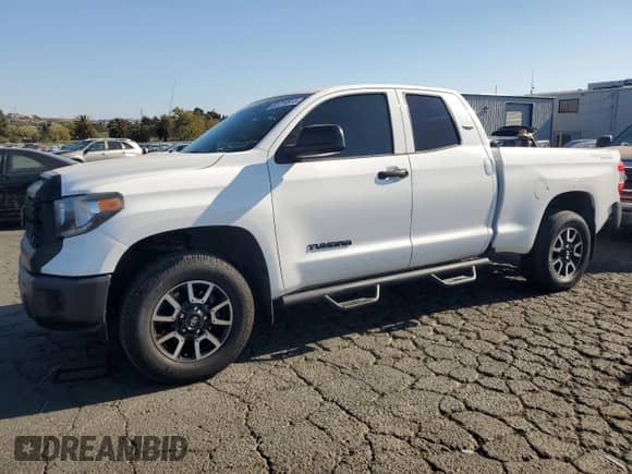 2019 Toyota Tundra SR с VIN 5TFUM5F10KX079800, выставлен на аукционе Copart как лот 81719915 с пробегом 94 928 миль миль и Списание • Salvage title. История ставок и продаж доступна на DreamBid. Изображение 1.