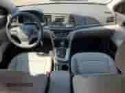 2018 Hyundai Elantra SE z VIN 5NPD74LF7JH214783, wystawiony jako Copart lot #70204745 z przebiegiem 32 366 mil mil oraz Szkoda całkowita • Salvage title. Historia ofert i sprzedaży dostępna na DreamBid. Obrazek 8.