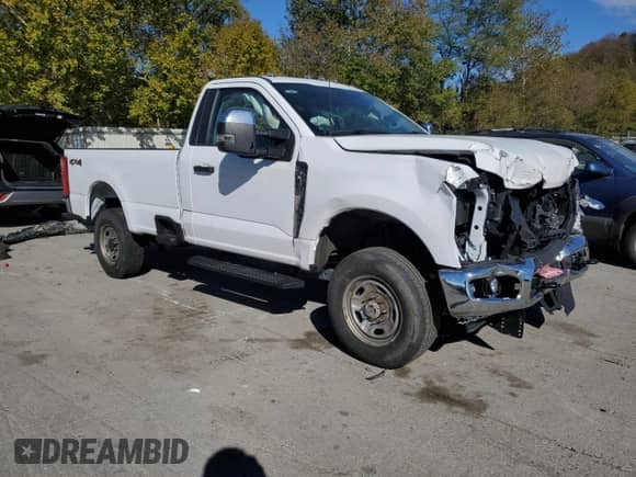 2023 Ford F-250 XL z VIN 1FTBF2BA4PED12330, wystawiony jako Copart lot #86607785 z przebiegiem 4 706 mil mil oraz Czysty tytuł • Clean title. Historia ofert i sprzedaży dostępna na DreamBid. Obrazek 4.