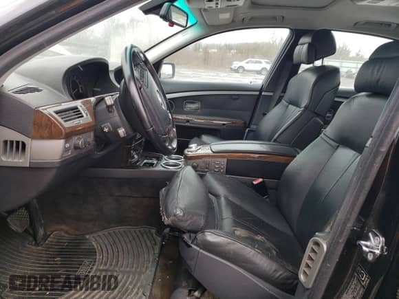 2004 BMW 7 Series 745i z VIN WBAGL63404DP72100, wystawiony jako Copart lot #47877915 z przebiegiem 128 212 mil mil oraz Czysty tytuł • Clean title. Historia ofert i sprzedaży dostępna na DreamBid. Obrazek 7.