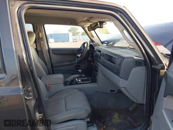 2006 Jeep Commander z VIN 1J8HG48N76C188733, wystawiony jako IAAI lot #42705826 z przebiegiem 79 369 mil mil oraz . Historia ofert i sprzedaży dostępna na DreamBid. Obrazek 5.