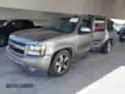 2007 Chevrolet Suburban LT z VIN 3GNFC16047G158109, wystawiony jako IAAI lot #42607596 z przebiegiem 399 118 mil mil oraz . Historia ofert i sprzedaży dostępna na DreamBid. Obrazek 2.
