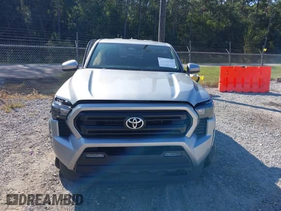 2024 Toyota Tacoma SR5 z VIN 3TYKB5FN4RT002335, wystawiony jako IAAI lot #43519965 z przebiegiem 45 897 mil mil oraz . Historia ofert i sprzedaży dostępna na DreamBid. Obrazek 12.