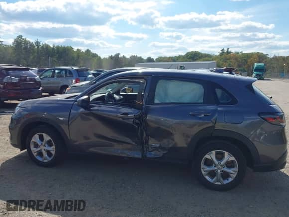 2023 Honda HR-V LX z VIN 3CZRZ2H33PM745818, wystawiony jako IAAI lot #43206045 z przebiegiem 22 496 mil mil oraz . Historia ofert i sprzedaży dostępna na DreamBid. Obrazek 14.