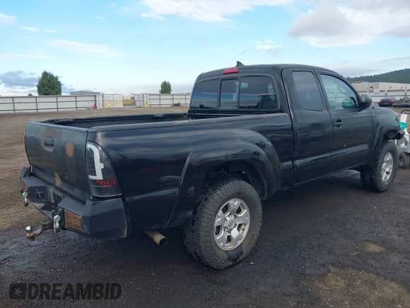 2015 Toyota Tacoma z VIN 5TFUU4EN4FX132924, wystawiony jako IAAI lot #43242945 z przebiegiem 166 428 mil mil oraz . Historia ofert i sprzedaży dostępna na DreamBid. Obrazek 4.